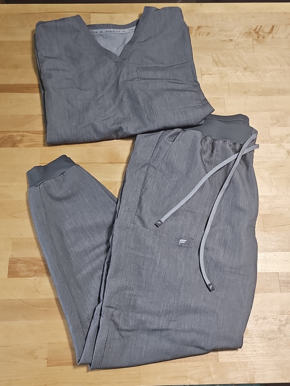 Fabletics Heather Grey Scrub Set 2X Joggers V-Neck Top EUC